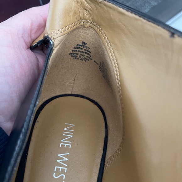 Nine West Black leather shoes.  Size 9 - Picture 5 of 5